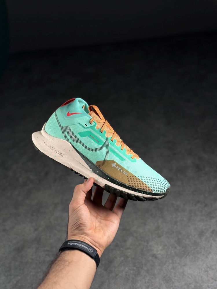 NIKE